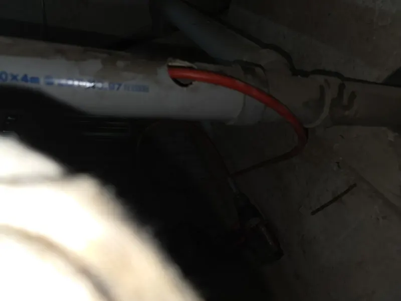 울산 중구 어두운 배관 아래 작업 구멍에 넣은 장비 줄