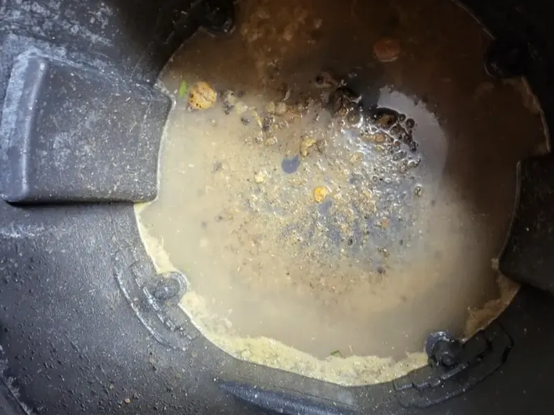울산 중구 석션 통 바닥에 가라앉은 찌꺼기