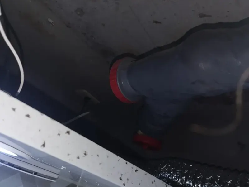 울산 중구 벽 안으로 이어지는 배수관 이음부